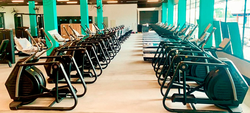 Ambiente fitness com equipamentos Movement — referência